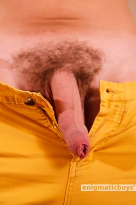 Slurfje uit broek hangend kereltje