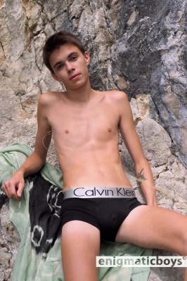 Leuke jongen in blote bast onderbroek