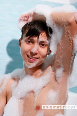 Vrolijke jongen in badschuim bloot