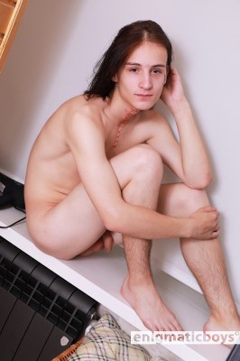 Meisjesachtige jongen naakt